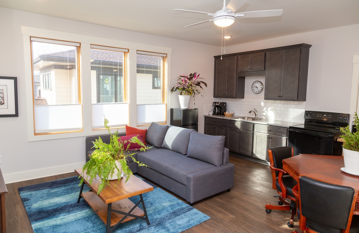 Top performing Airbnb: Spacious 2nd floor suite convenient to MARTA in Edgewood