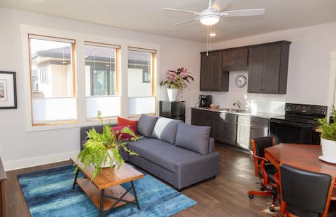 Top performing Airbnb: Spacious 2nd floor suite convenient to MARTA in Edgewood