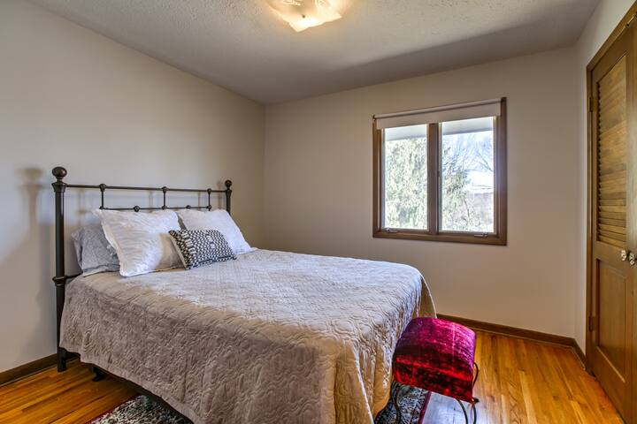 Kitanda cha malkia ~ kabati lenye godoro pacha la ziada