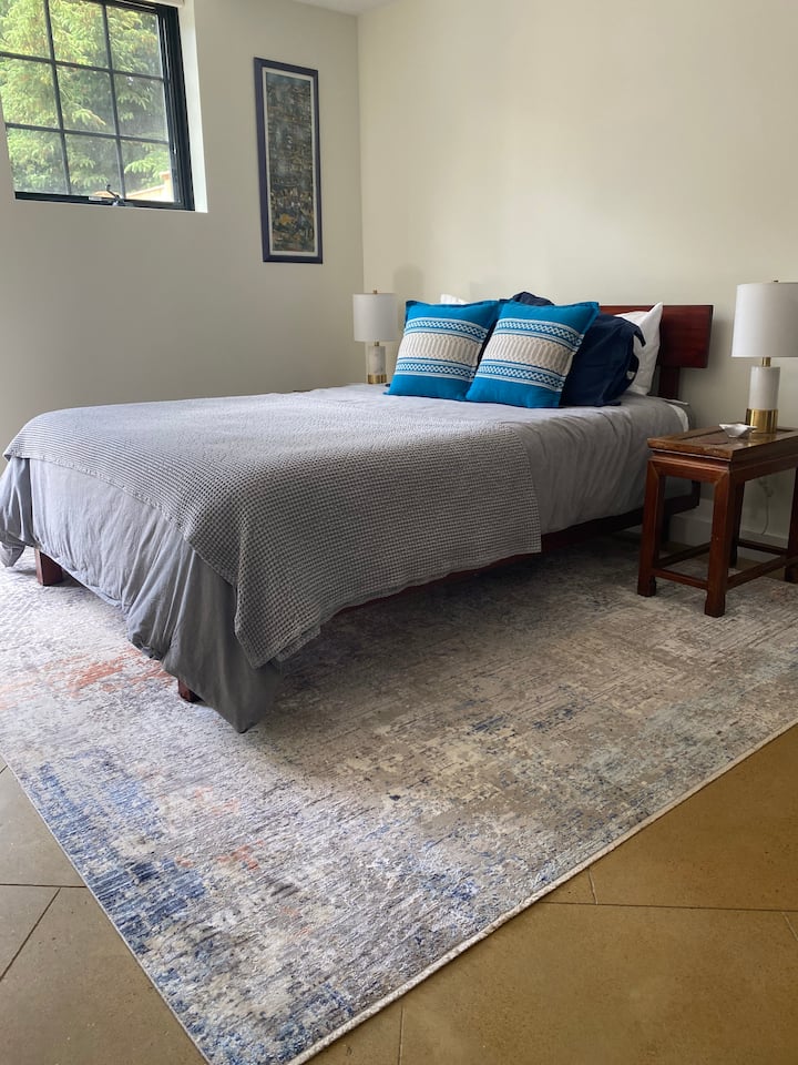 ห้องนอนมีที่นอน Casper บนโครงเตียง Charles P Rogers - เหมาะสำหรับการพักผ่อนหลังจากสำรวจพอร์ตแลนด์มาทั้งวัน! 