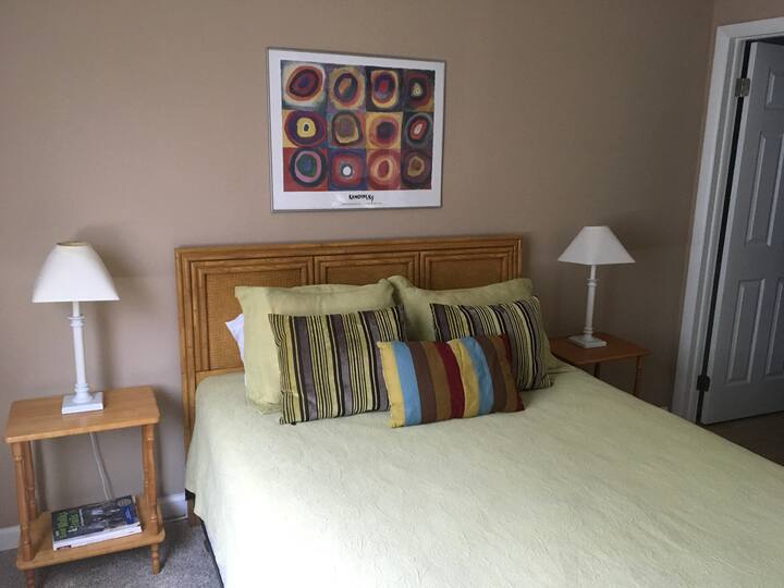 Hlavná spálňa s manželskou posteľou a vlastnou kúpeľňou