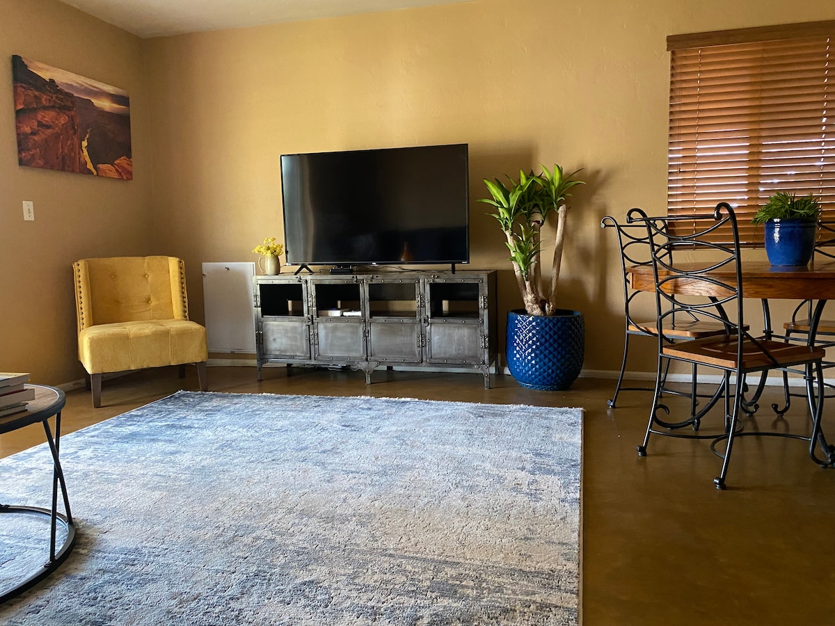 Étirez-vous dans le salon spacieux. N'hésitez pas à allumer la télévision et à regarder Netflix, ou à profiter des jeux dans les armoires du centre de divertissement. 