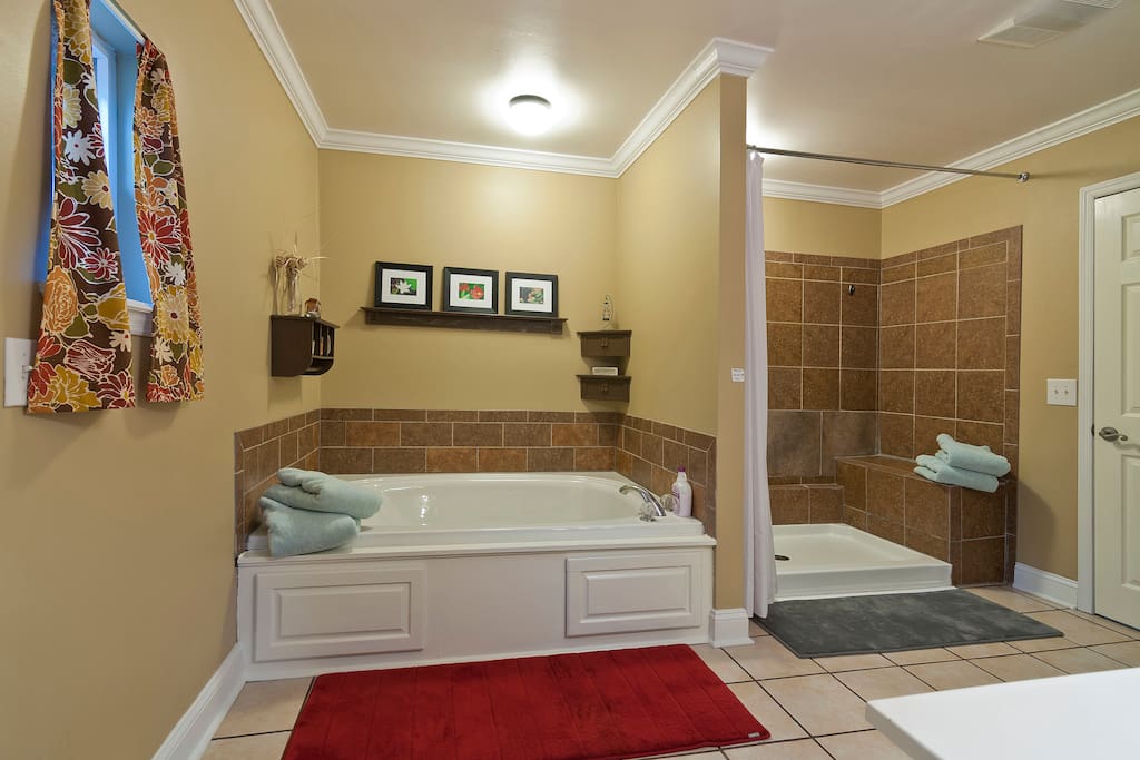 This is a wonderful spot! The Jacuzzi tub and hot tub are nice places to crash after a long day.
Kim
March 2018