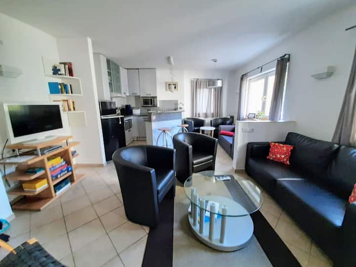 منطقة معيشة مع طاولة ومدفأة في الطابق الأرضي - جناح جانبي