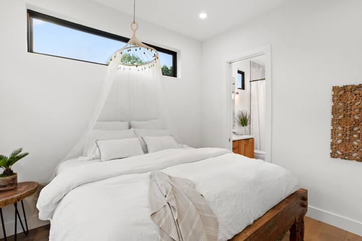 Tulum Inspired Oasis – walk to ACL – Sleeps 12! gallery image 5