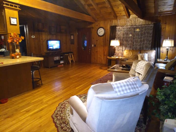 Cabin On Wooded Bluff Near Resale Stores & Fishing - Spokane, MO