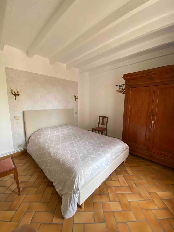 Მე-3 საძინებელი პირველ სართულზე , ზაფხულში გრილი თავისი საკმაოდ პირადი ტერასით.