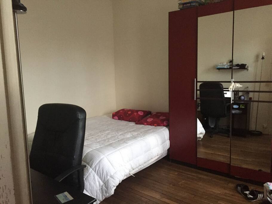 Lit king size + grande armoire avec bureau.