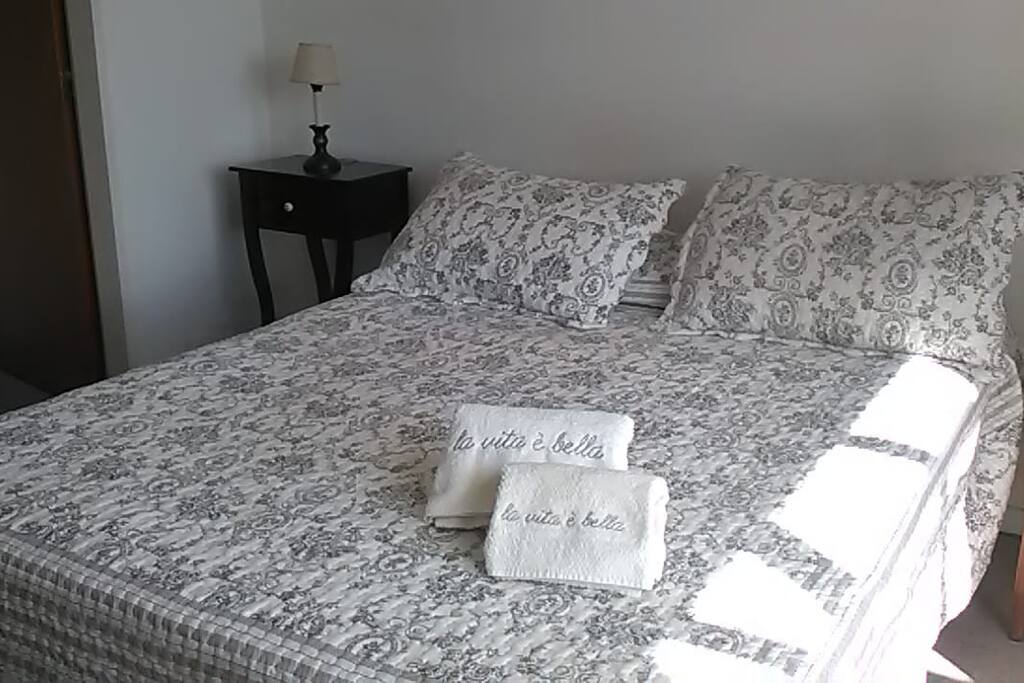 dormitorio con vestidor , súper luminoso