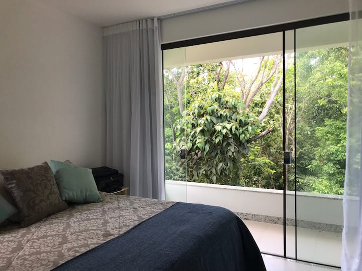 Apartmán na prvom poschodí s manželskou posteľou, klimatizáciou, minibarom a výhľadom na les