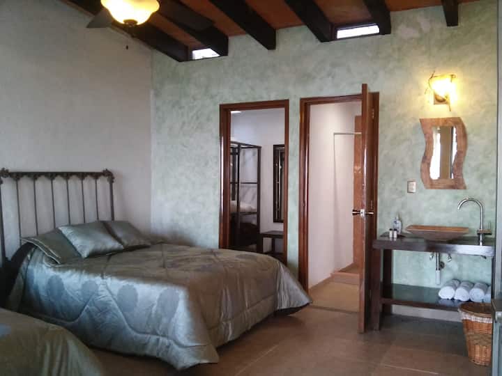 Chumba cha kulala kilicho na kabati ya kuingia na bafu