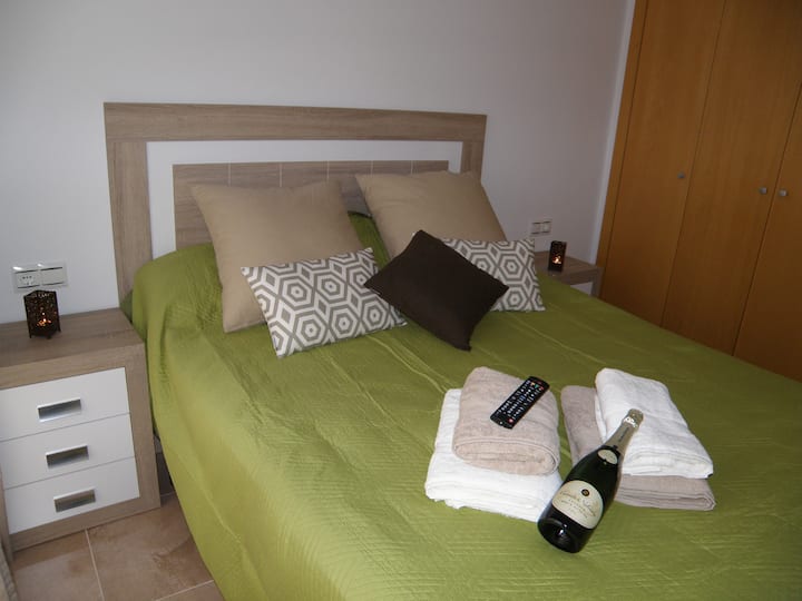 CHAMBRE PARENTALE AVEC ACCCES SUR SALLE DE BAIN PRIVATIVE