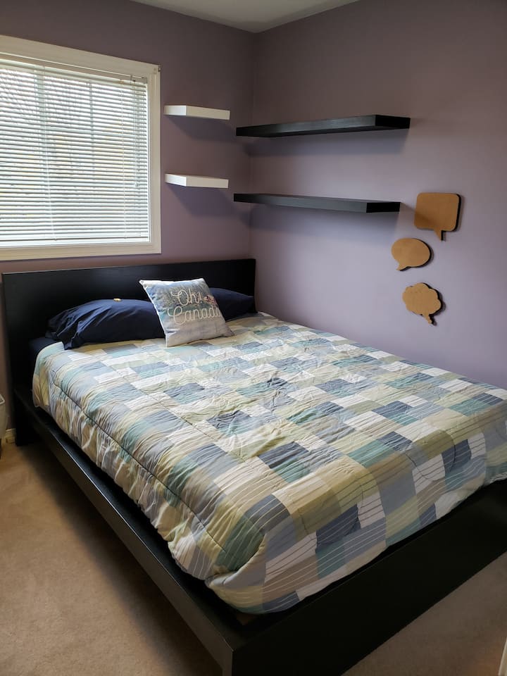 第三间卧室配备标准双人床和大桌子。 