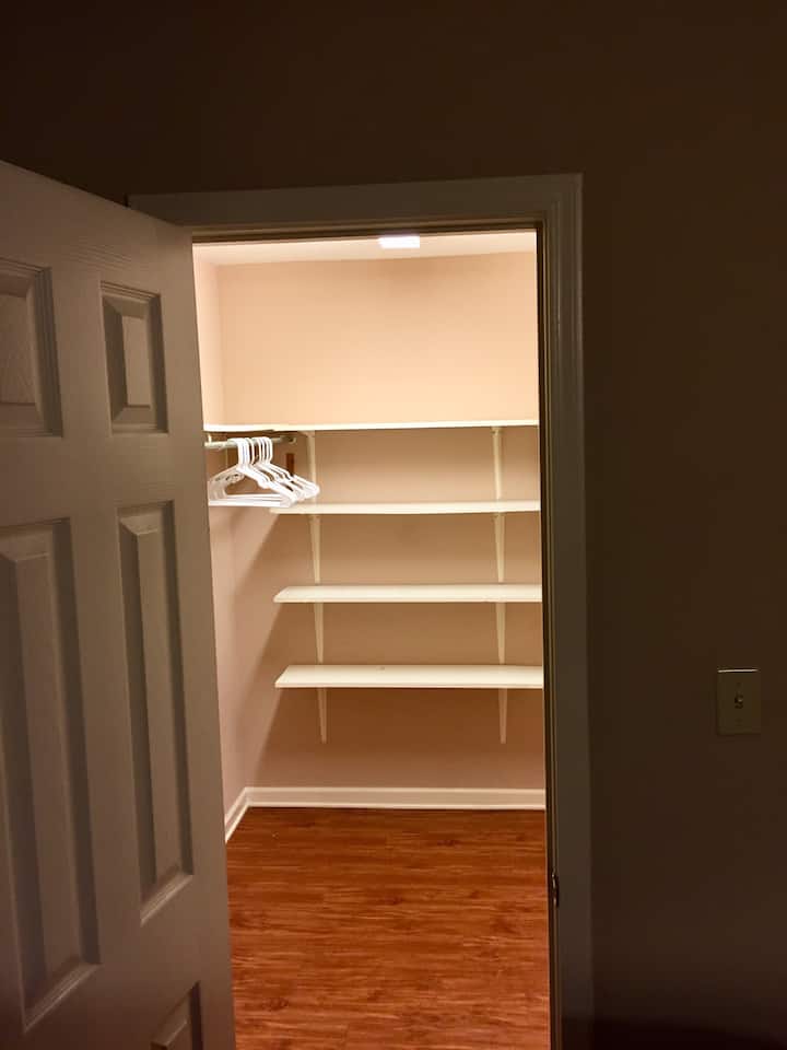 每间卧室均配备巨大的步入式衣橱