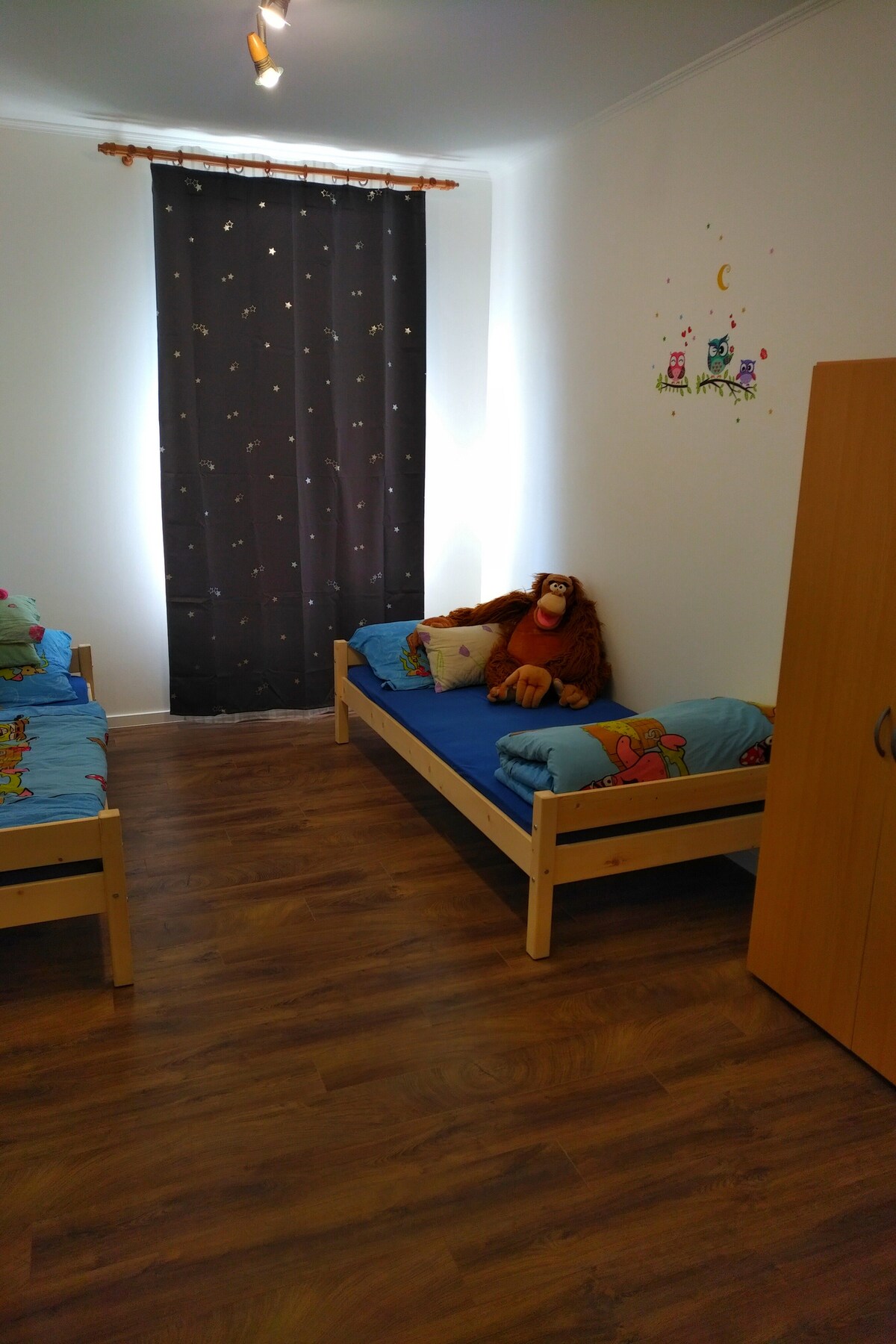 Balaton felőli gyerekszoba desingn hálószoba egy teljes értékű felnőttággyal és egy ifjúsági (gyerek) ággyal