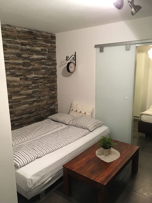 Wohnzimmer Couch als Doppelbett umfunktioniert (160cm breit)