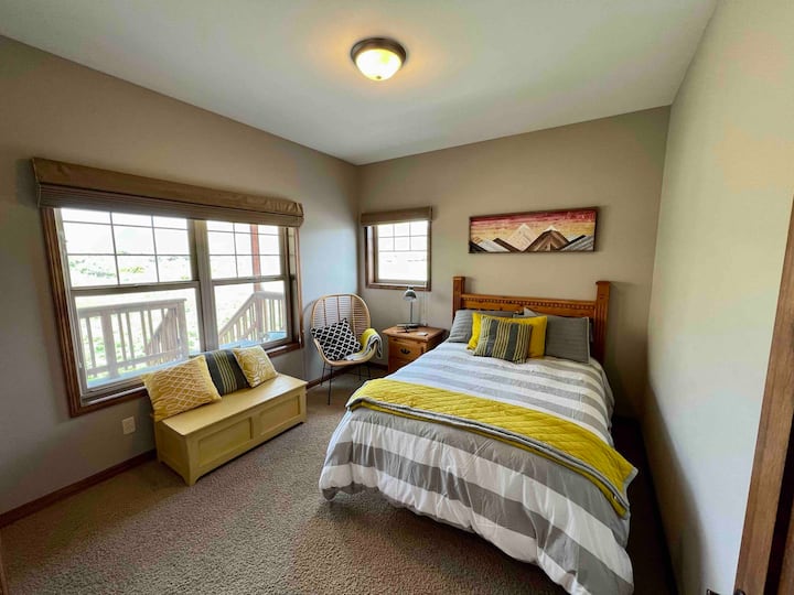 Bedroom with queen-size bed 