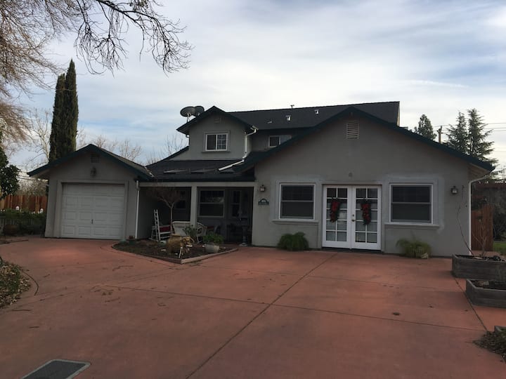 Comfy Bedroom in Quiet East Davis House. Bungalows for Rent in Davis