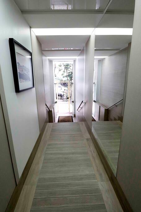 entrada/saída do edifício, onde há sistema de segurança