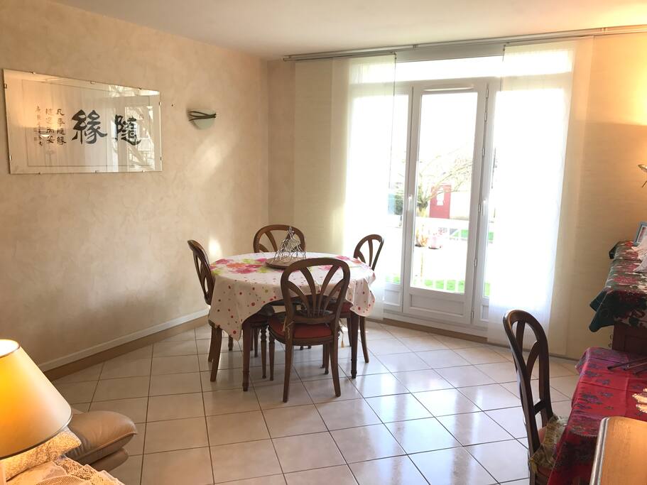 salon/salle à manger avec la table pour 6 couverts