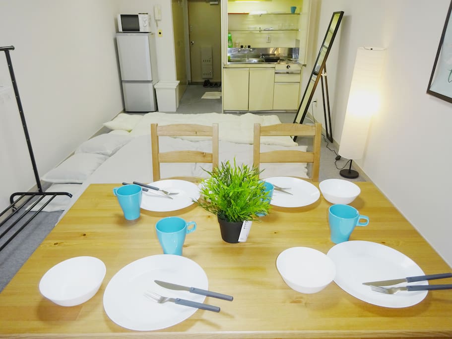 Four people can have meals together!