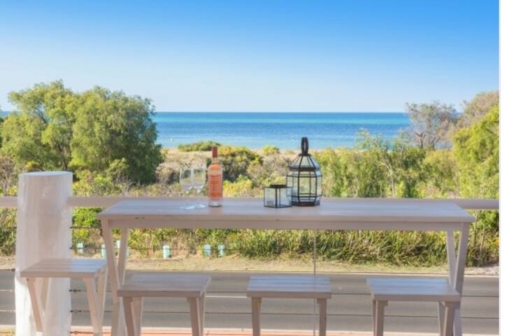 Beachfront/ 7 bedroom / 3 lounges / Walk to town gallery image 2