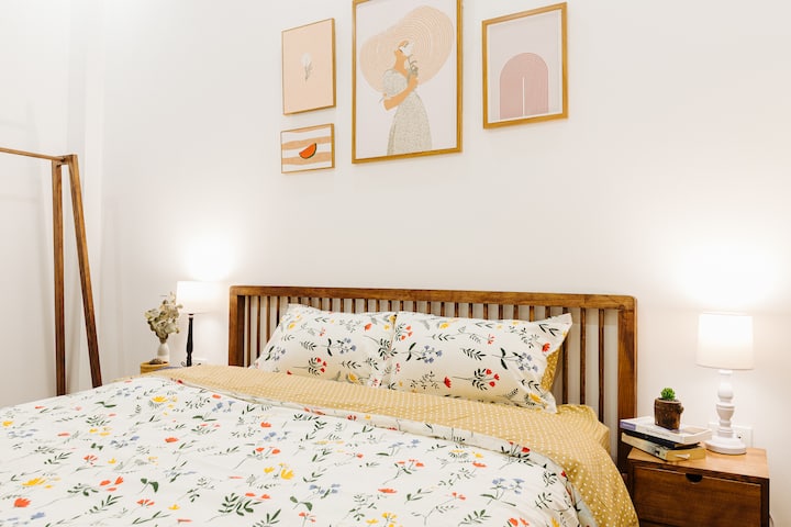 Meraki House in Center Hanoi - A cosy and spacious bedroom at 2nd floor with toilet attached, cosy sleep area includes 1 bed super king-sized +1 bunk bed. Located at the quiet residential yet right at the heart of Hanoi, it is more than a convenience