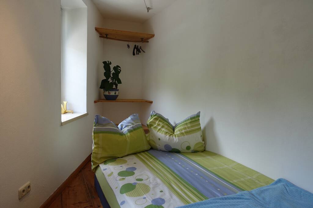Das Wohn- und Schlafzimmer mit genügend Stauraum und einem Bett für 1 - 2 Personen (140 x 200 cm)