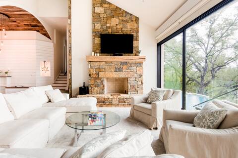 Beautiful Lake Travis Waterfront Retreat