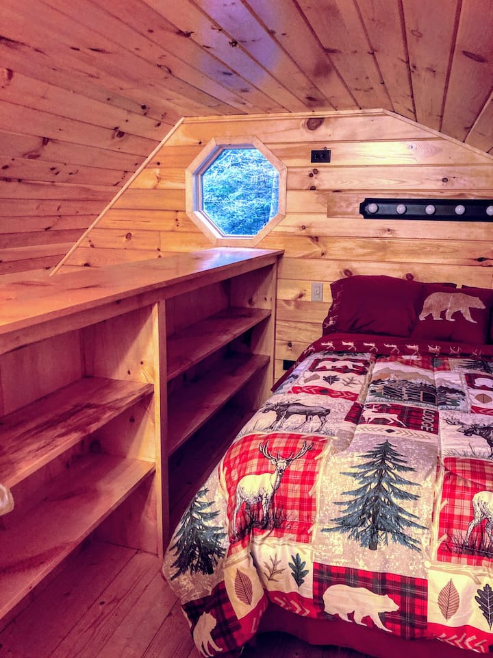 Sehemu nzuri ya dari yenye kitanda maradufu na dirisha la meli.