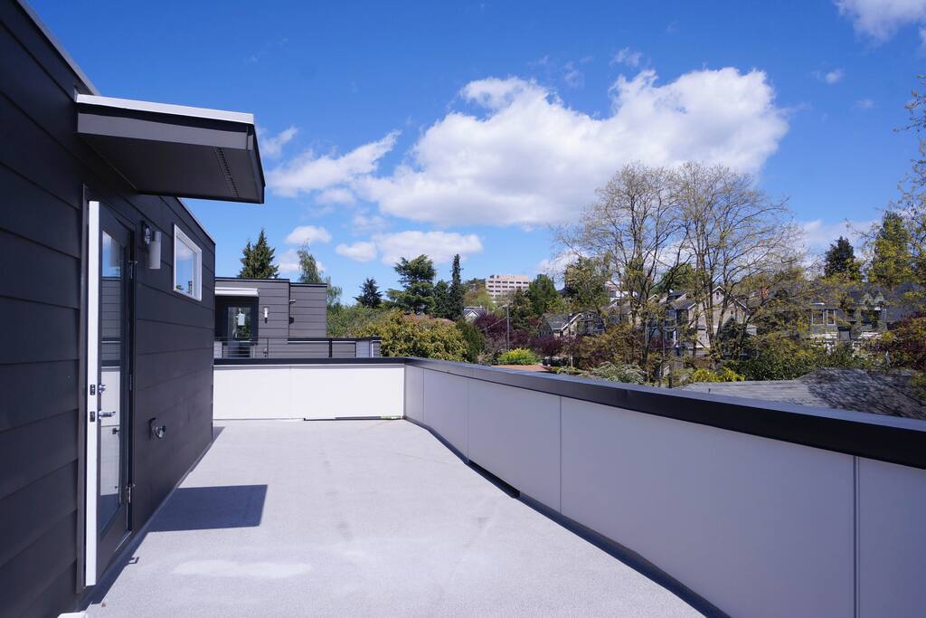 Massive rooftop deck with city view
