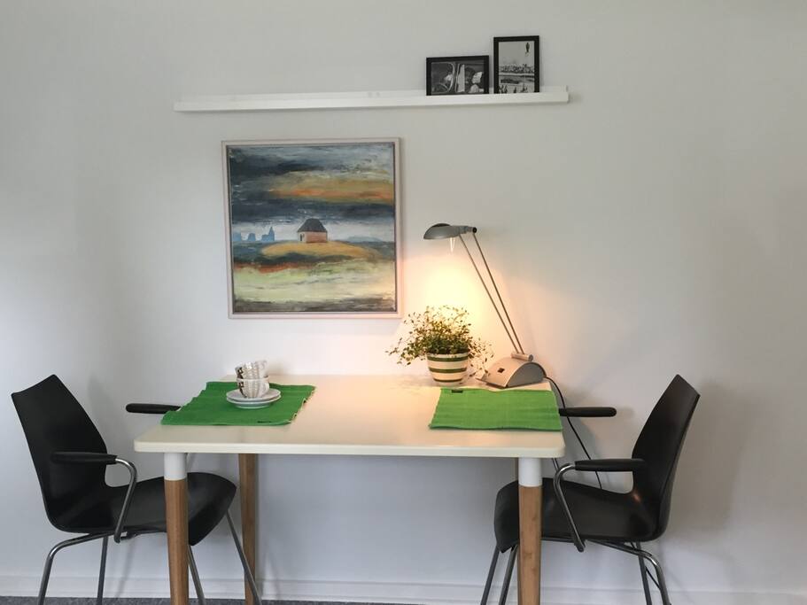 skrivebord/spiseplads