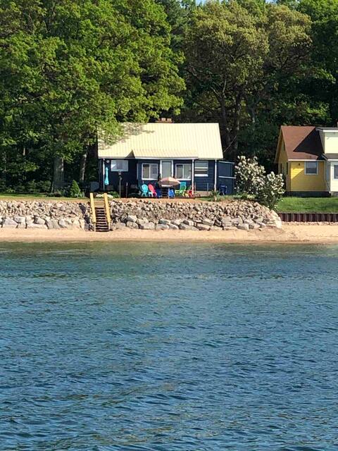 "Fair Winds" - Year-round Beachfront Cabin