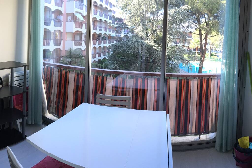 Terrasse couverte avec possibilité d'ouvrir les baies vitrées, table a manger pour 6 personnes