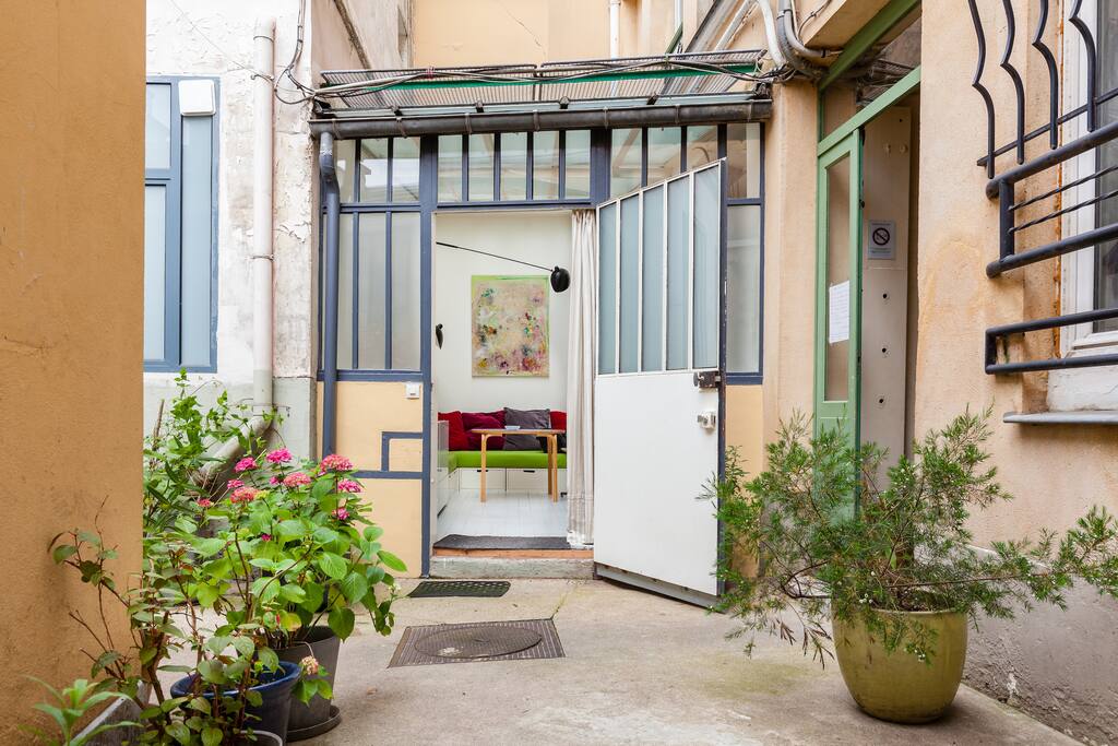 Atelier sur cour fleurie