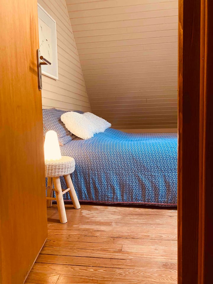 Планинска спалня, която има външен достъп до малка тераса. След като отварянето към планинските склонове е било използвано, за да се натовари сеното в тавана. 160 двойно легло.