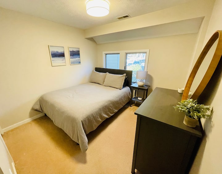 Spálňa na prízemí s manželskou posteľou Queen