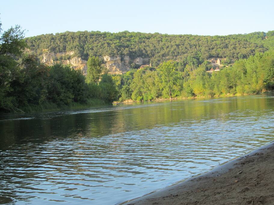La Rivière Dordogne à 8 km : avec ses plages naturelles, ses accès pour la pêche ou pour faire des descentes en canoé