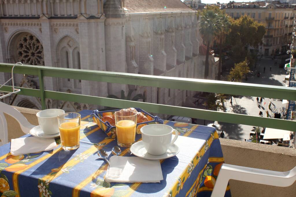 Prenez votre petit déjeuner sur le balcon avec une superbe vue sur la cathédrale.