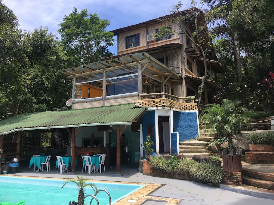 Parte de trás com a piscina e churrasqueira.