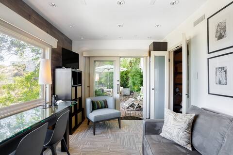 Hollywood Hills Jetliner Views / Calm Privacy / Bamboo Patio