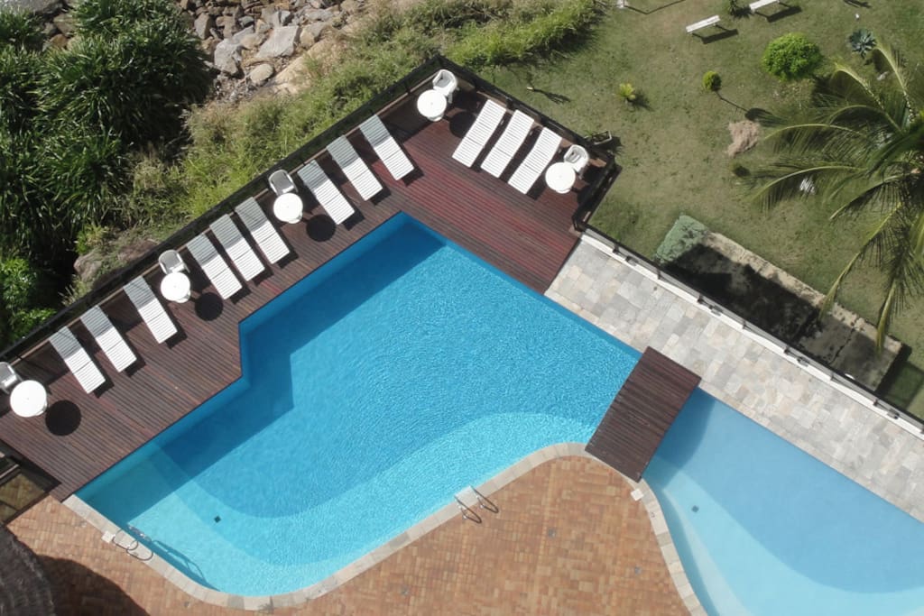 Vista pela cobertura da piscina do condomínio