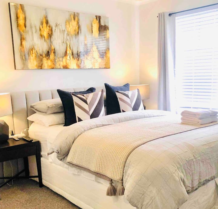 ห้องนอนใหญ่พร้อมพื้นที่นั่งเล่นเสื้อคลุมและห้องน้ำในตัว 

ทีวีติดตั้ง Google Chromcast และลำโพง Google ไว้ข้างเตียงของคุณ 