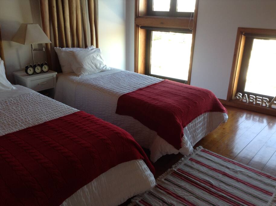 Quarto com vista para a Ria : Opção duas camas.
Bedroom with view to the Ria canal: two single bed option