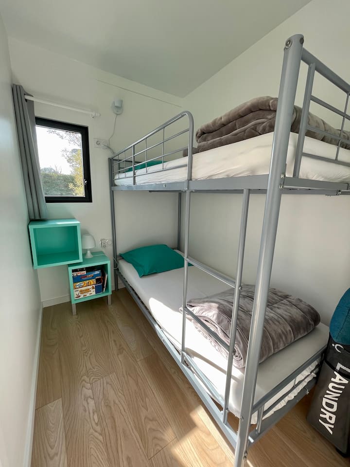 Შესაფერისი და ნათელი საძინებელი 2 ბავშვისთვის 