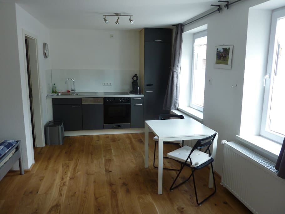 Moderne Einbauküche mit Spül- u. Kaffeemaschine, Geschirr, Herd mit Kochplatten, Kühlschrank, u.v.m.