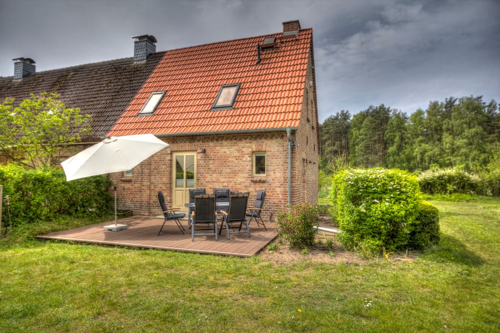 Ostseite mit 24 m² Terasse und Gartenmöbeln - genieße hier dein Frühstück in der Natur