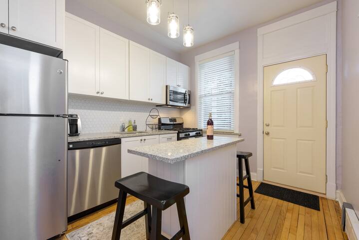 Beautiful Home, Great for Groups, by Wrigley+CTA ! gallery image 5