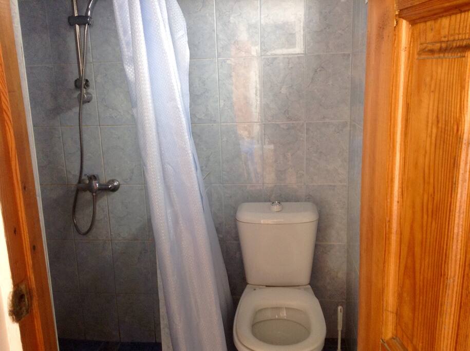 Душ и туалет на этаже.