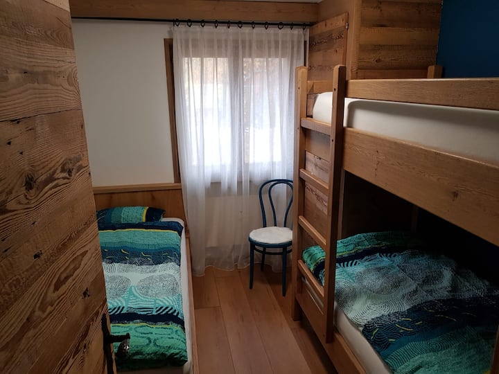 Спалня 2:
Единично легло: 90x200
Двуетажни легла: 2 x 90 x 200
Качествено спално бельо. Олекотени завивки: 160x240